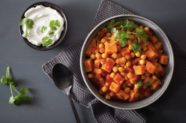 Kikkererwten-zoete aardappel salade (V+)