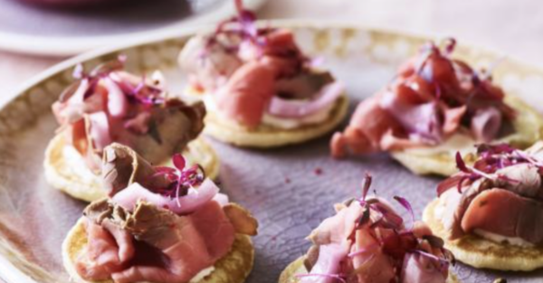 Blini Rosbief, pesto & parmezaanse kaas